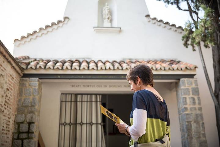 Una turista mira un folleto informativo junto a la ermita del cementerio de La Florida, en Madrid.