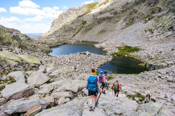 La Laguna Brincalobitos se muestra sin complejos, pese a ser más pequeña que sus hermanas.