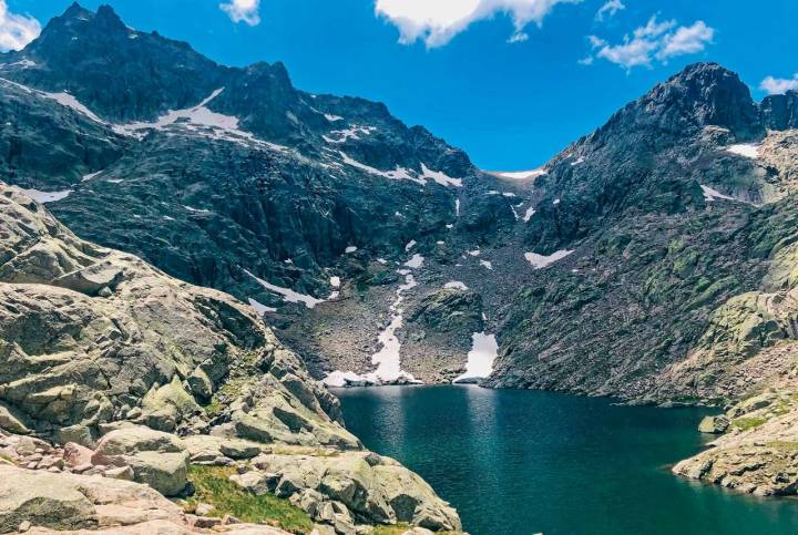 La quinta, la Laguna Encimera, aún muestra los vestigios del invierno con cúmulos de hielo.