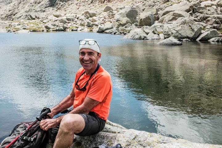 Rafa se ríe sentado a orillas de la Laguna Mediana, la tercera de la ruta.