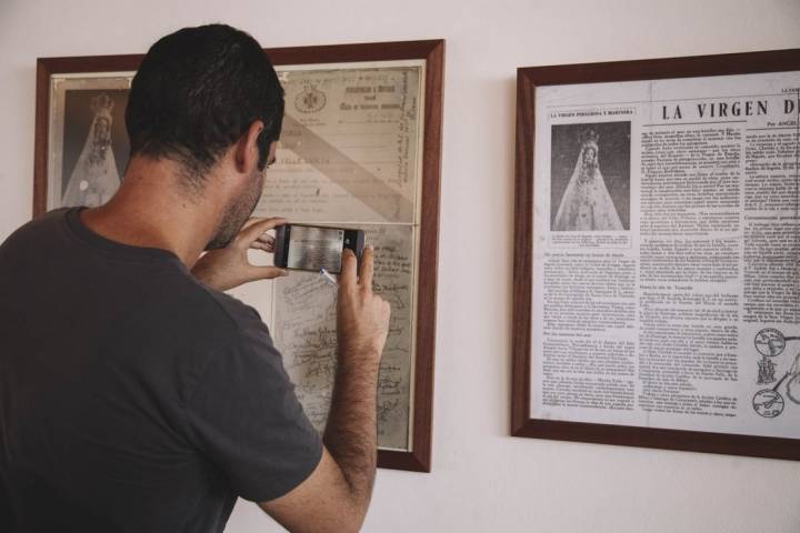 Recortes de prensa del día de la inauguración cuelgan de las paredes del templo.