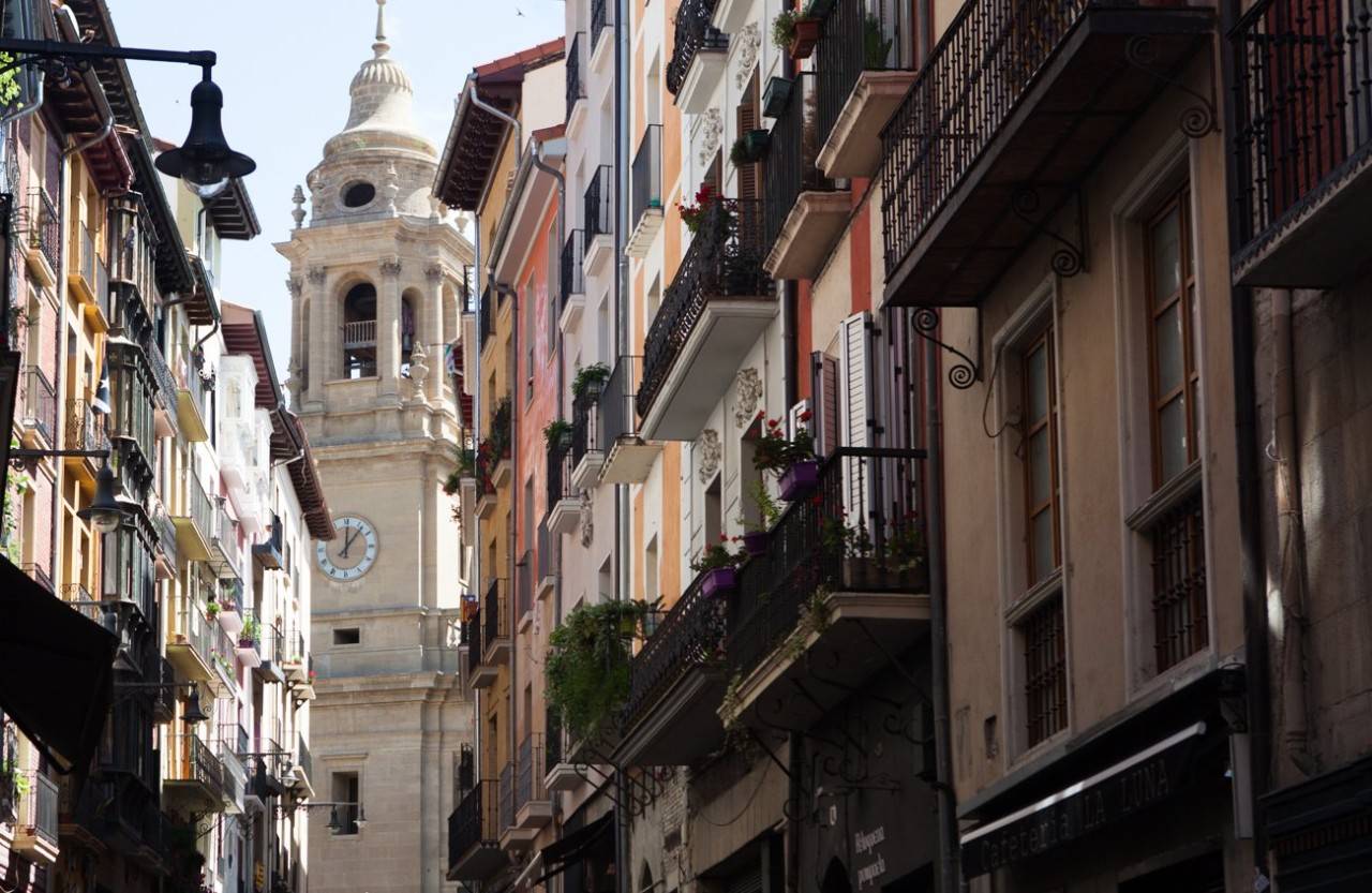 Al fondo, campanario de la Catedral