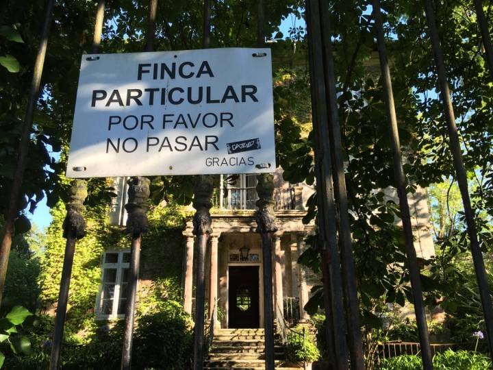 Los Marqueses de Lamadrid guardan las formas. Piden "por favor" no entrar en La Portilla.