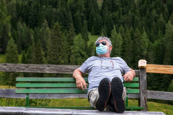 En la mochila no puede faltar la mascarilla. Foto: Agefotostock.