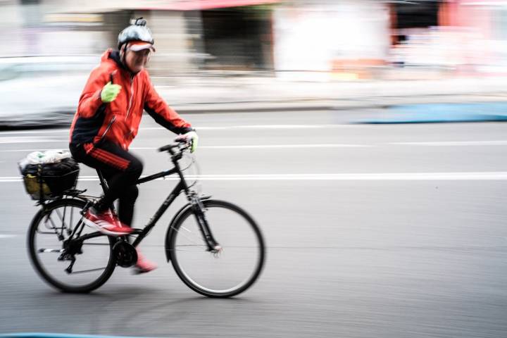 Un señor en bicicleta en Bravo Murillo