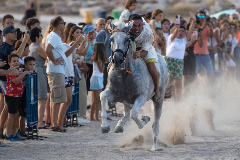 Caballos al galope: la carrera a pelo que deslumbra en la playa valenciana