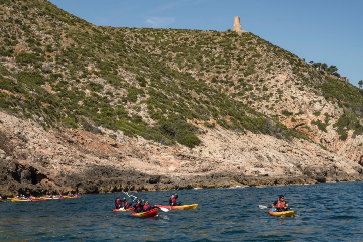 En los alto, la Torre del Gerro, una torre vigía del siglo XVI. 