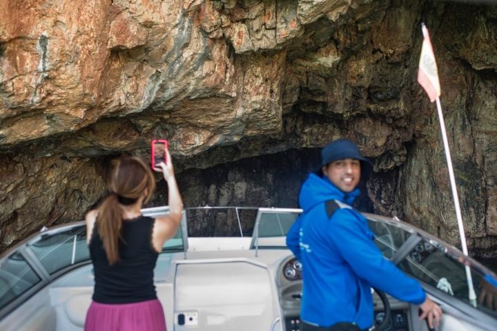 El barco puede incluso entrar un poco en la cueva.