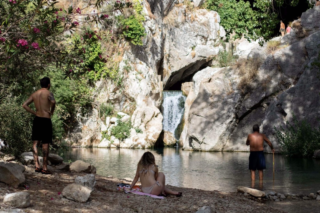 El agua siempre está helada.