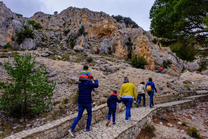 Cueva de los Letreros. Escaleras