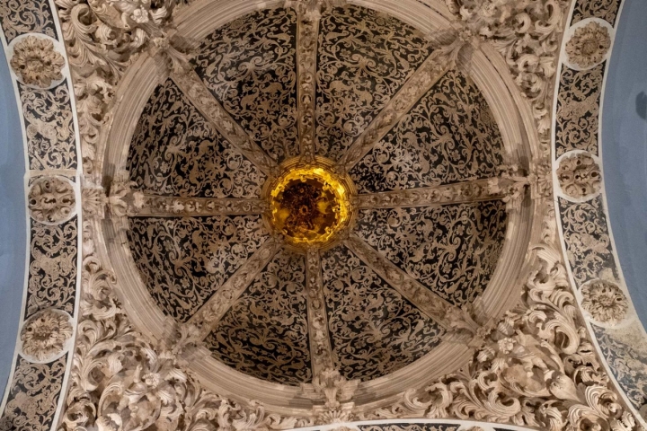 Cúpula esgrafriada en blanco y negro de la ermita de San Blas.