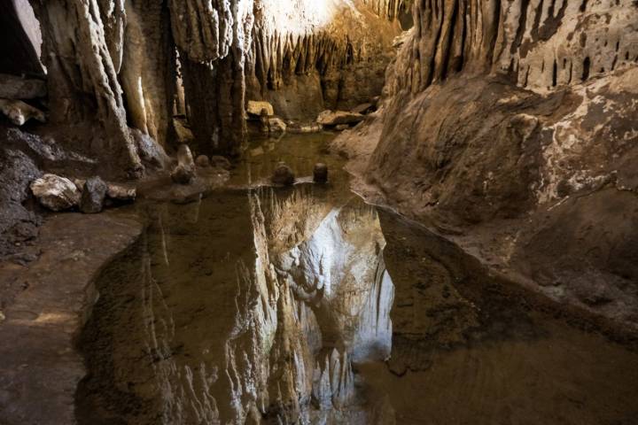 Los charcos de agua reflejan las profundidades de la cueva.