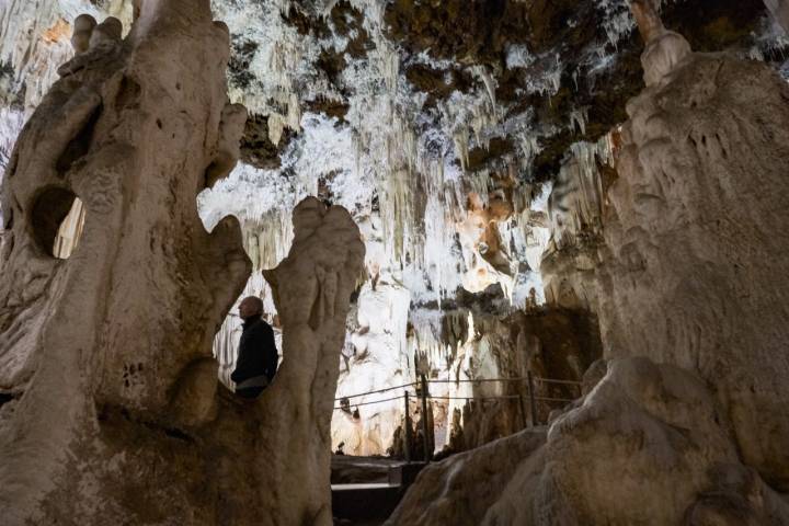 César Moreno visto entre unas formaciones en la cueva.