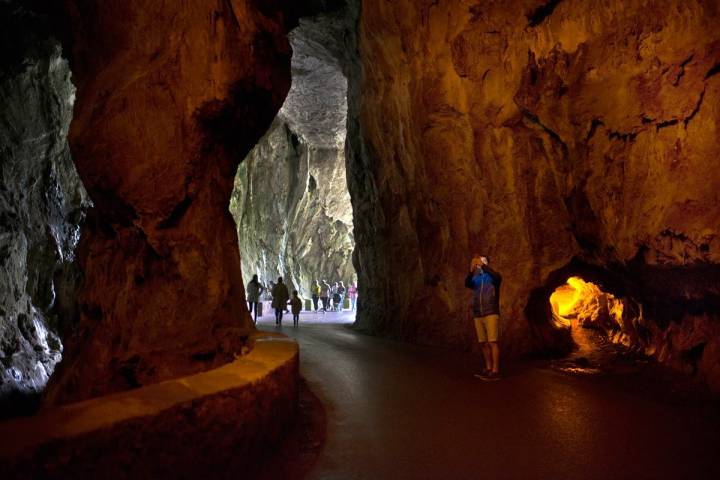 La Cuevona recibe al visitante dispuesta a abrirle una puerta a otra época.