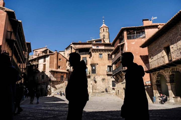 La Plaza Mayor, la zona más amplia y abierta del pueblo, es el centro neurálgico de Albarracín. En la imagen, gente paseando por la plaza.