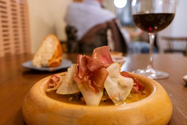 Piperrada de bacalao con pera y corzo del restaurante Alizia