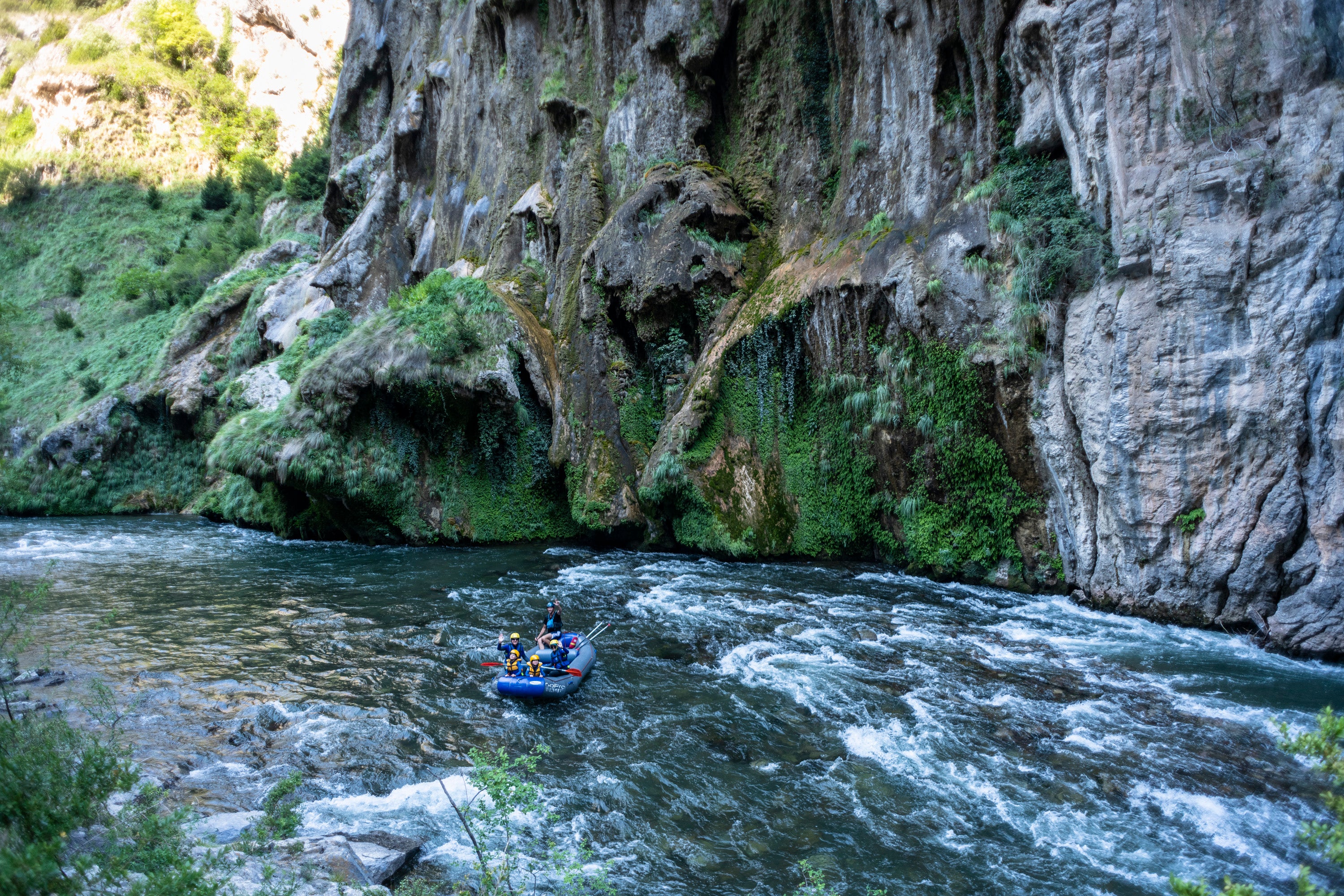 Descenso en rafting por el río la Noguera Pallaresa.paso por la Argentería, inspiración de Gaudí