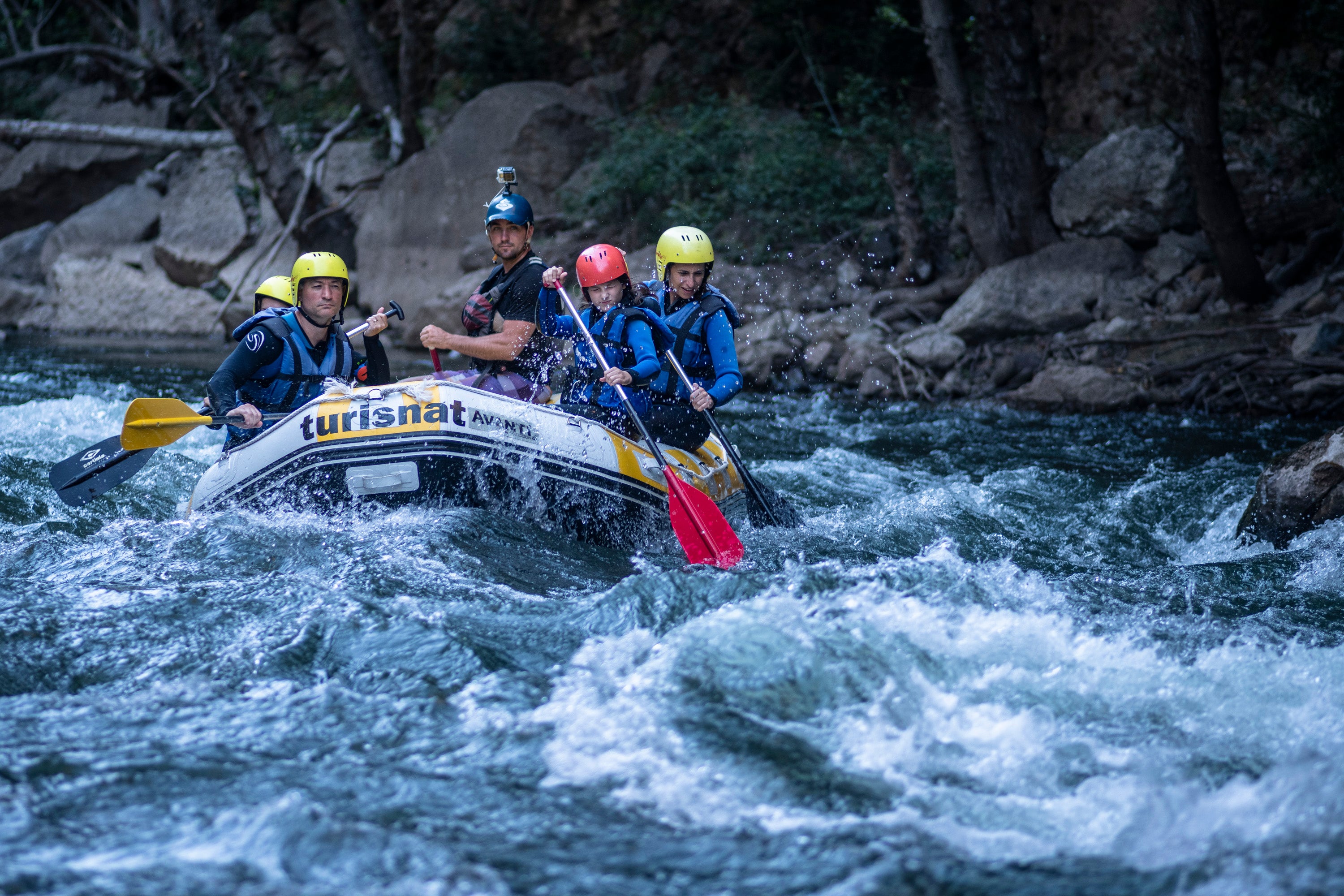 Lánzate al agua entre cumbres pirenaicas