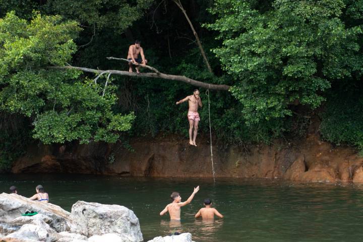 Momento de darse un baño y saltar al agua junto a la presa de Villoria