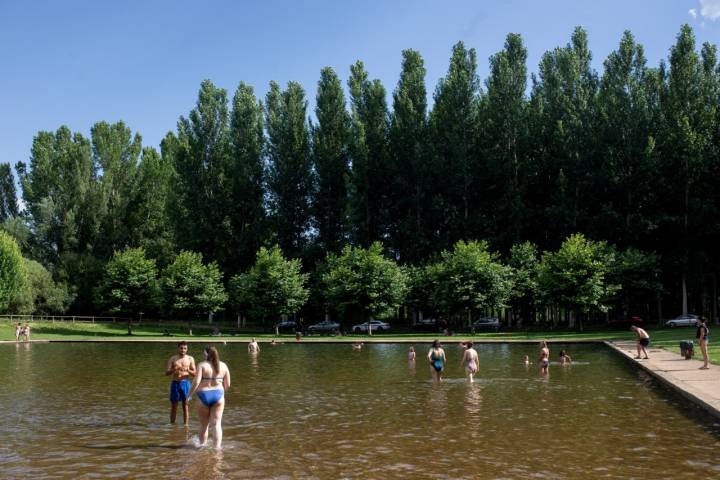 La piscina de Villoria es un lugar para descansar en la mitad del recorrido.