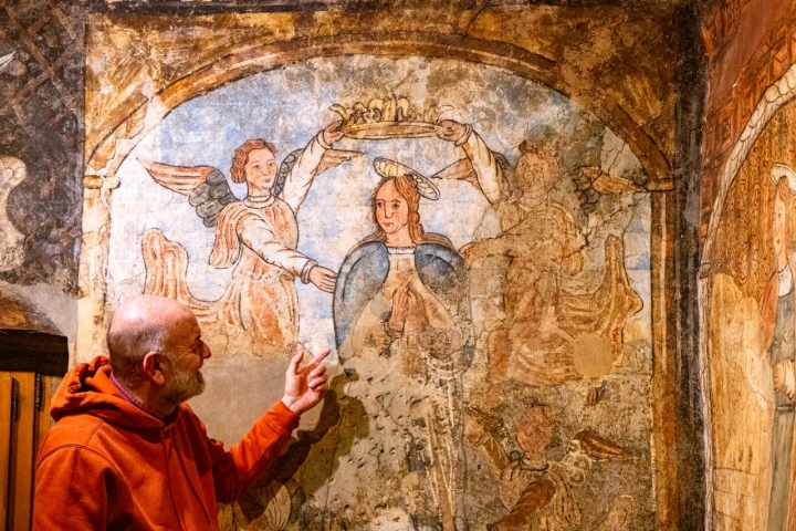 Fresco tardo gótico de la Coronación de la Virgen.