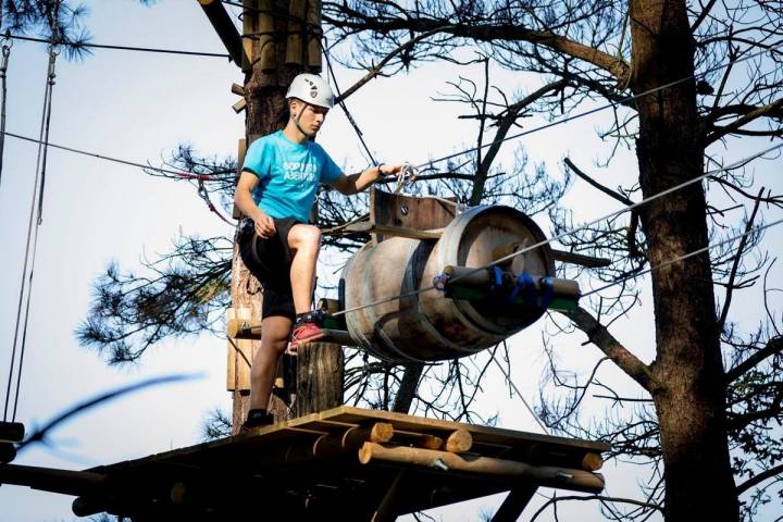 En Sopuerta Abentura cuentan con originales tirolinas como las inspiradas en tablas de 'windsurf' o barrica de vino. Foto: Facebook.