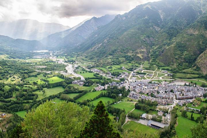 Benasque, protegida por los Pirineos. Foto: shuttestock.