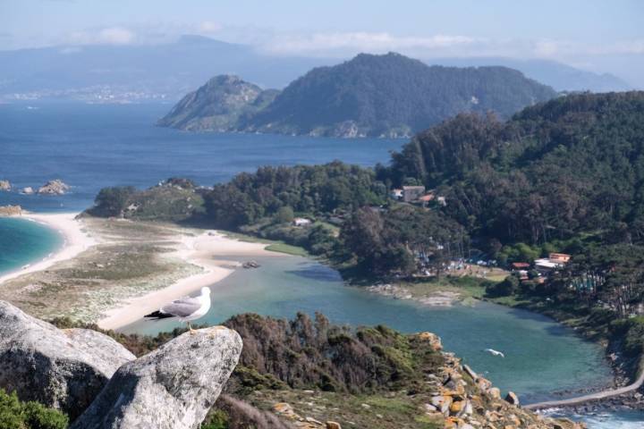 Desde el Mirador el Sillón de la Reina, al fondo el fino puente y la playa que separan dos de las islas.