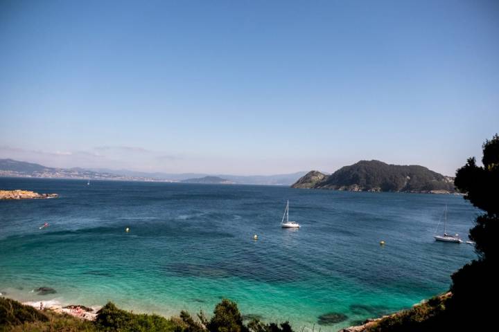 El camino al Faro da Porta discurre por la costa ofreciendo estos colores del agua.