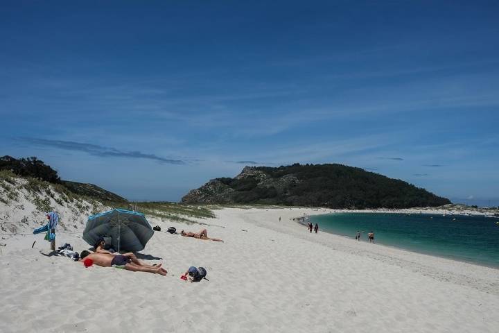 Tumbarse en la playa y dejar pasar las horas, un buen plan veraniego.