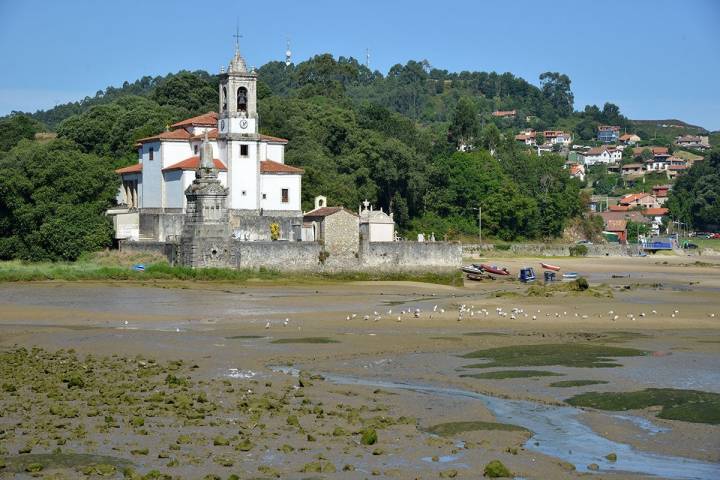 Llanes: Parroquia de Nuestra Señora de los Dolores de Barro, junto a la ría. Foto: Alfredo Merino | Marga Estebaranz