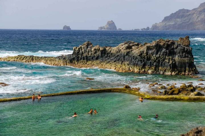 Gente dándose un chapuzón en una de las piscinas de La Maceta en El Hierro