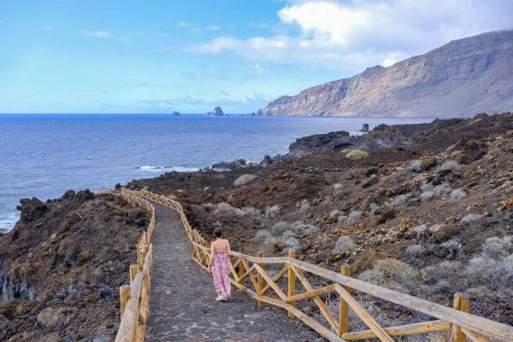 Escaleras que bajan al charco de Los Sargos