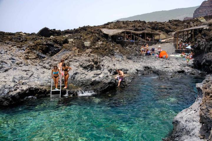 Aguas cristalinas de las piscinas naturales de Tacorón