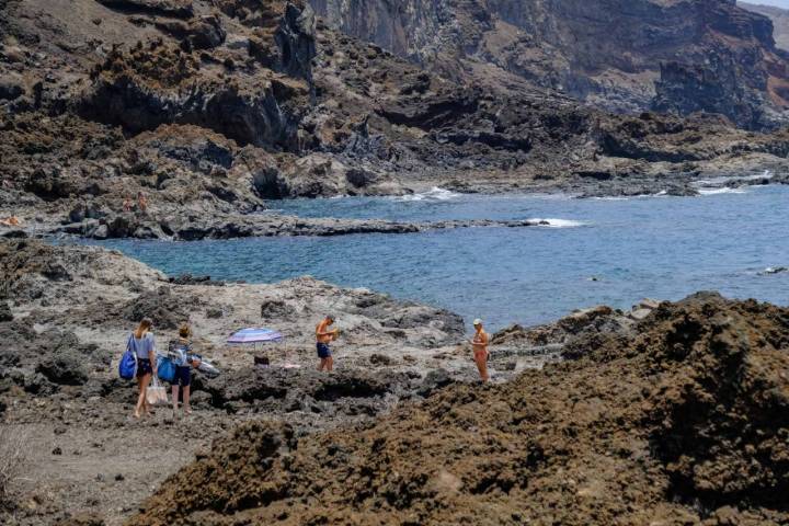 Otras zonas de baño entre las rocas volcánicas de Tacorón