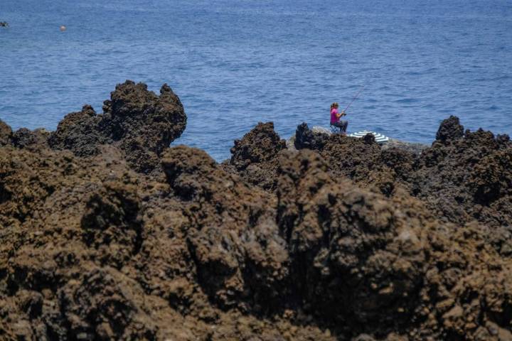 Una mujer pescando en Tacorón