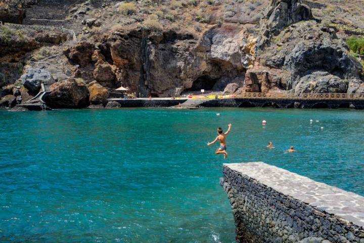 Un niño salta desde la estructura construida en Tamaduste, El Hierro