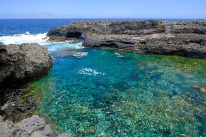 Vista del arco volcánico formado en el Charco Manso, en El Hierro