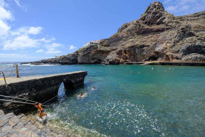 Un niño sube por las escaleras que bajan a la piscina natural de Tamaduste, El Hierro.