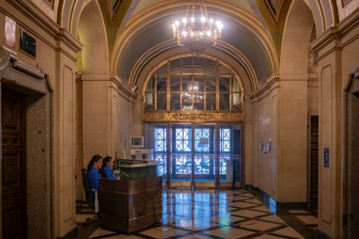 Hall de entrada, desde la calle Valverde, al Edificio Telefónica de Madrid