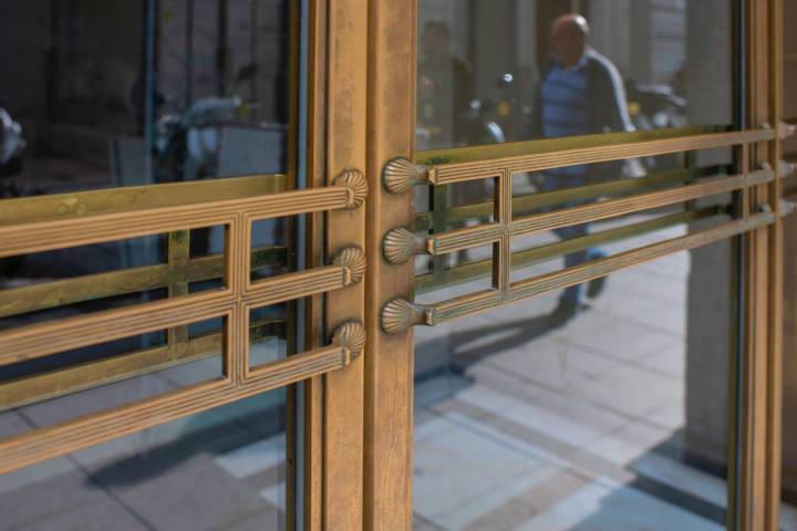 Detalle de las conchas en la puerta de entrada del Edificio Telefónica