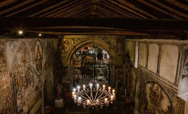 Las restauradoras tratan con sumo cuidado los frescos de Santa María de Nogueira.