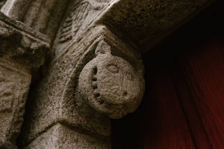 Detalle románico en la fachada de Santa María de Nogueira.