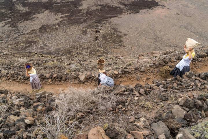 Las mujeres de la Graciosa iban descalzas para evitar dañar sus alpargatas en aquel camino escarpado.