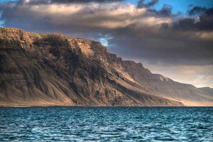 Vista de los Riscos de Famara desde La Graciosa.