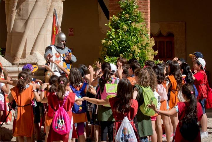 Los niños en el patio de armas, donde uno de los juegos es recrear torneos medievales.