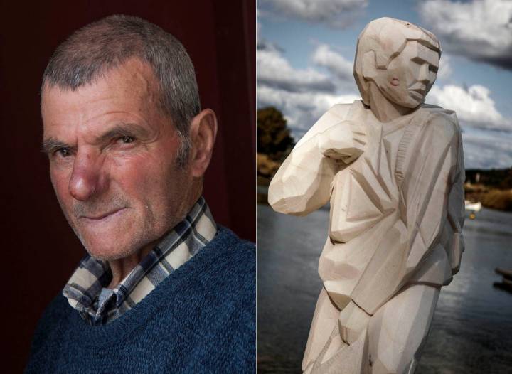 El veterano pescador Manuel Mateos y el monumento al Contrabandista en Alcoutim.