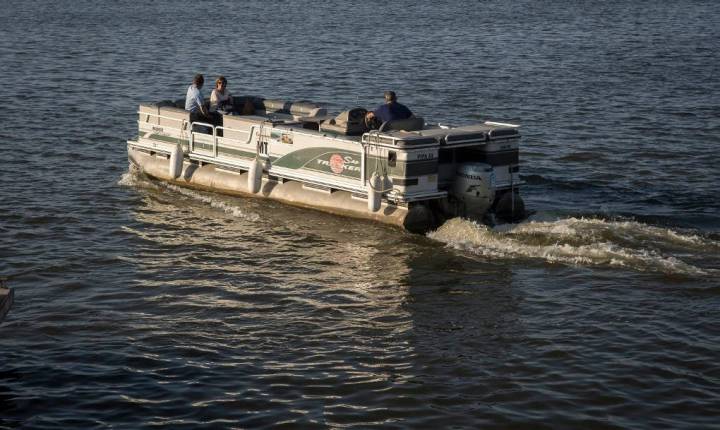 Un barco-taxi para cruzar el embalse de Alqueva.