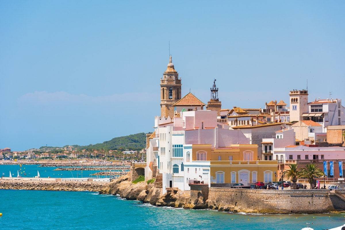 Las casitas de colores llenan de encanto el 'skyline' de Sitges. Foto: Shutterstock.