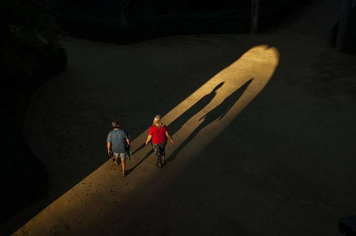 Cae la tarde sobre los jardines del Alcázar.